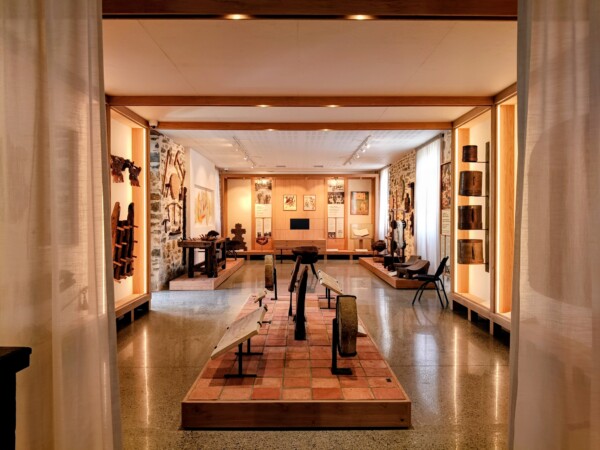 La salle de l'Etxe se concentre su rla thématique de la maison ou de l'etxe et son importance dans la culture basque.